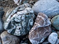 Grauweißer und rötlichweißer Stein liegen beieinander